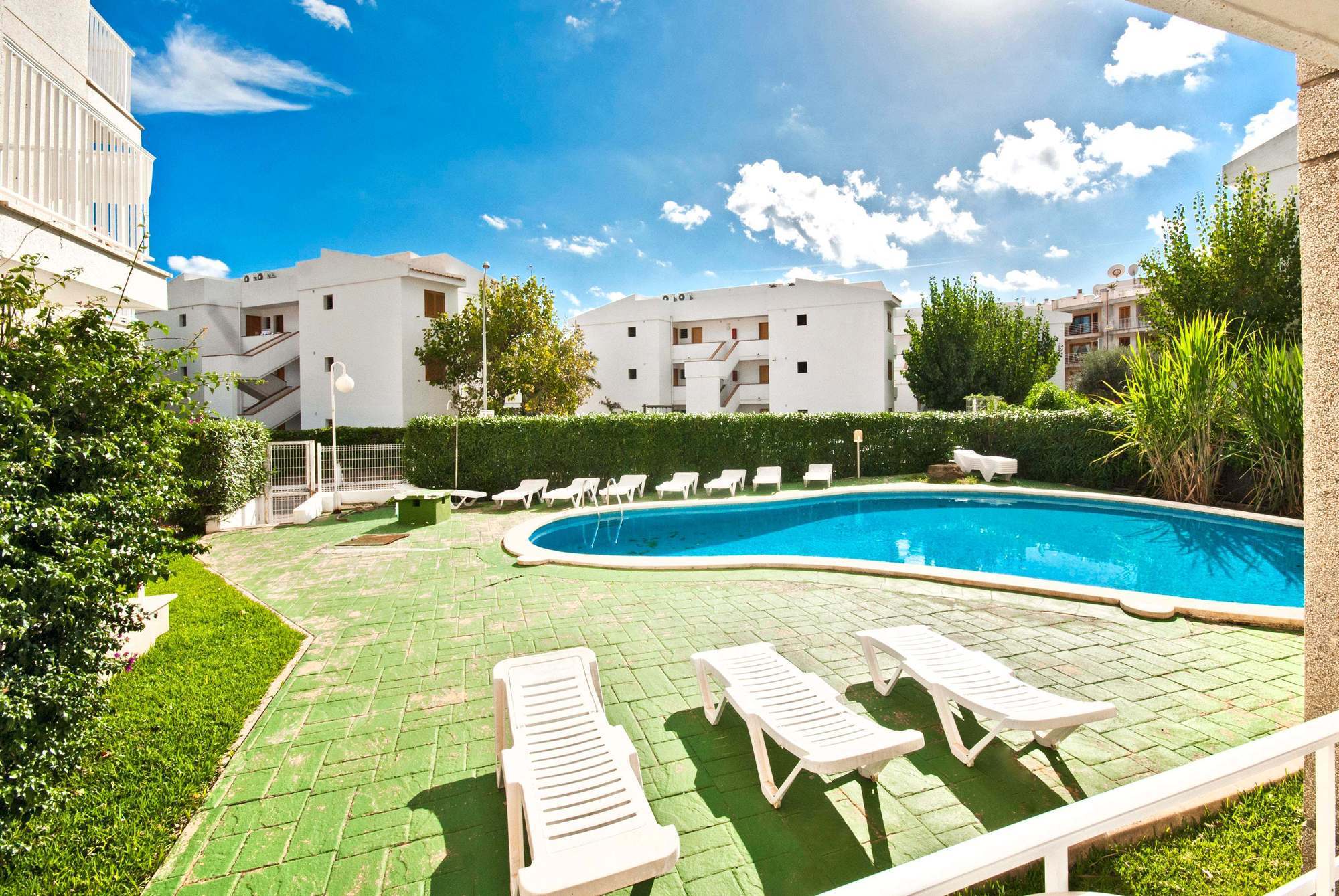 Apartamentos Llevant Port de Pollenca Luaran gambar