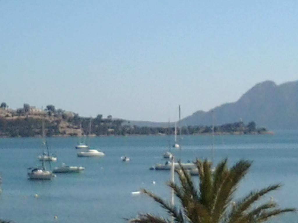 Apartamentos Llevant Port de Pollenca Luaran gambar